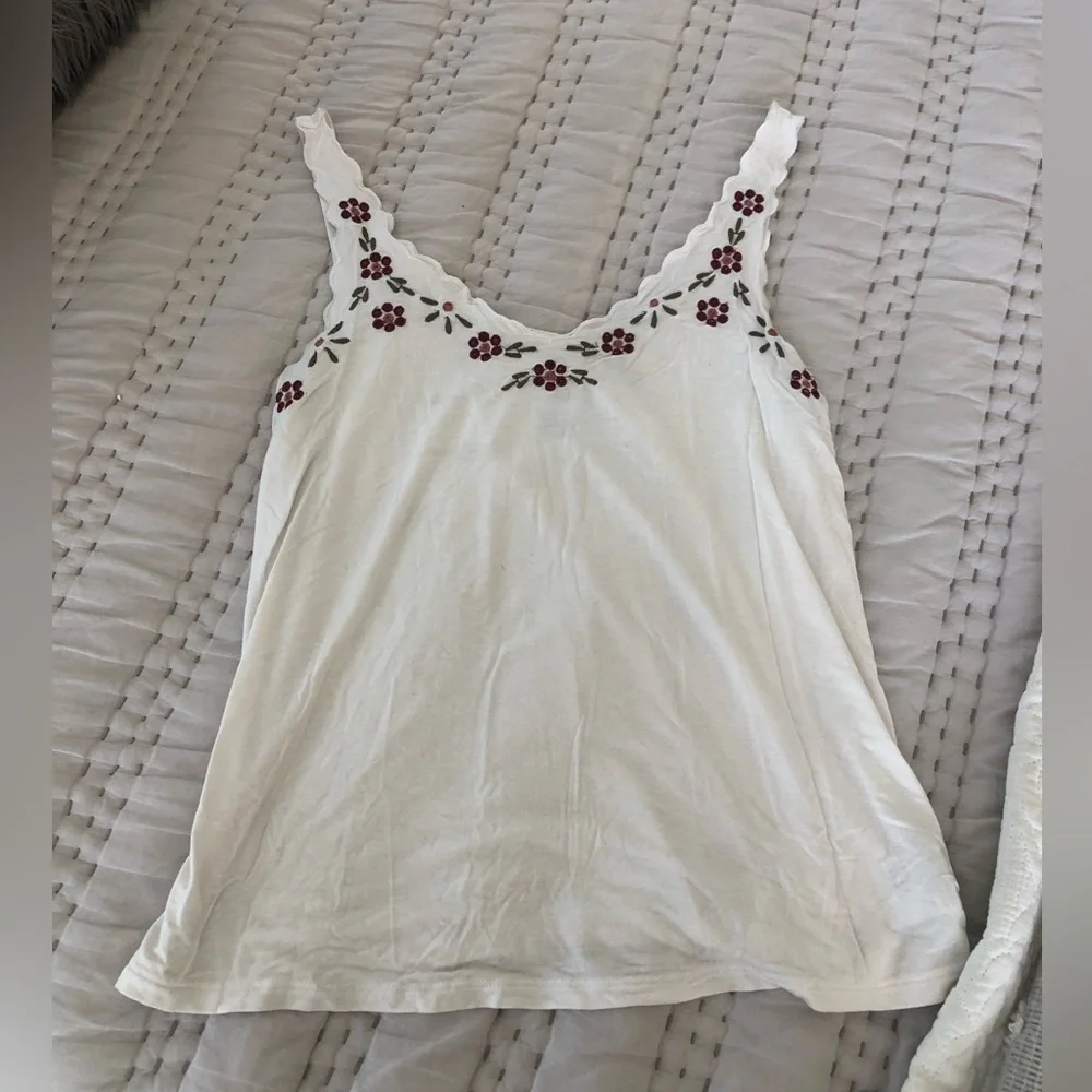American Eagle Soft & Sexy White Tank Top with Floral Embroidery - Picture 2 of 5